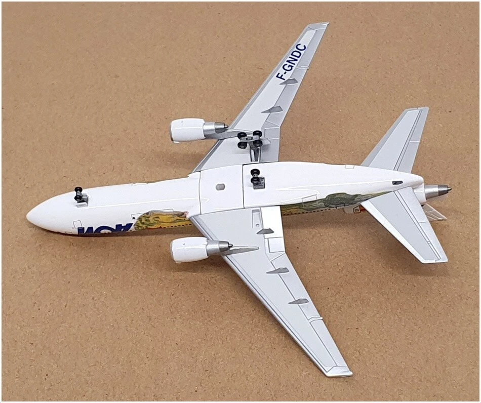 Dragon Wings 1/400 Scale 55328-03 - DC-10-30 Aircraft AOM French Airlines F-GNDC - Photo 4/4