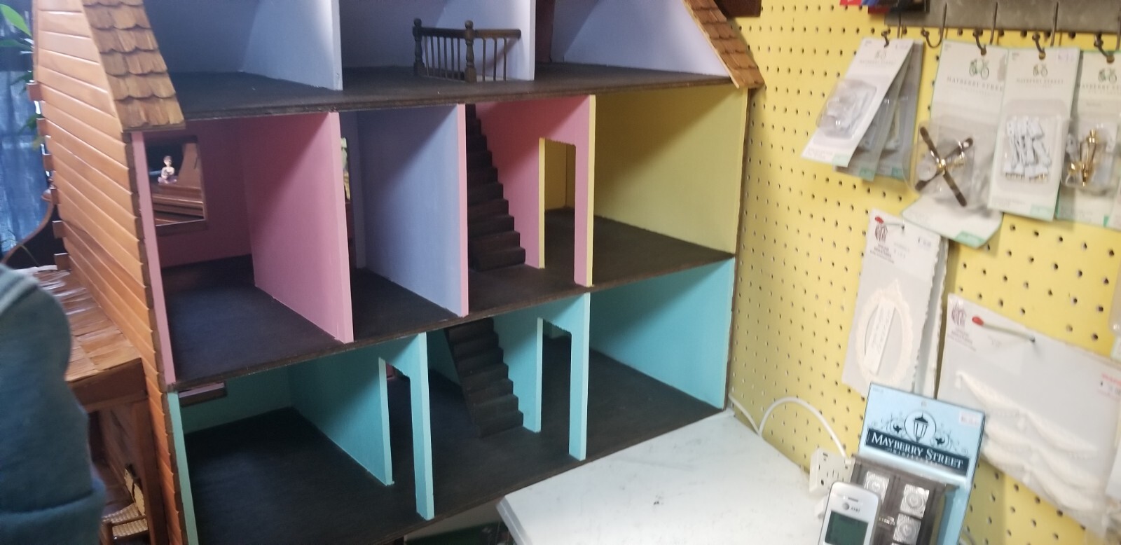 Large Dollhouse partly  finished Log Cabin