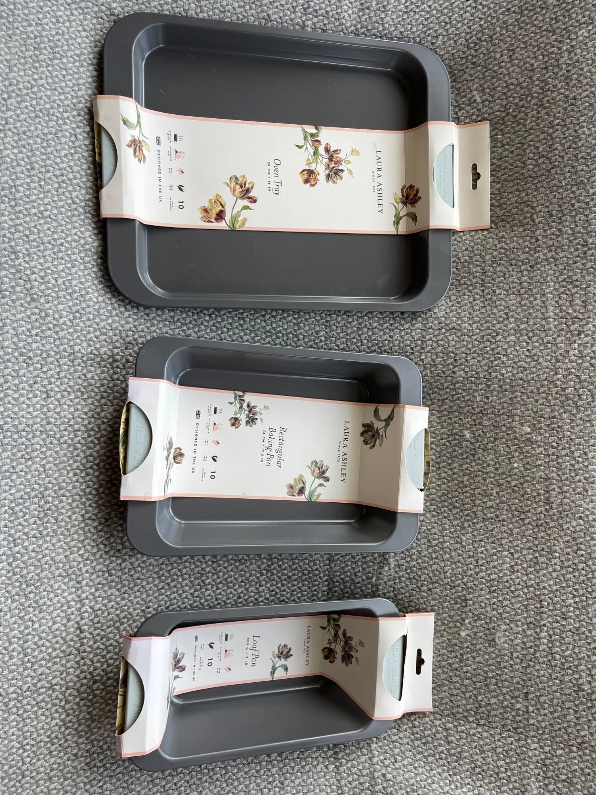Laura Ashley baking pan and tray set new
Opens in a new window or tab
