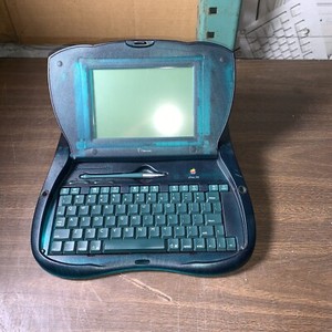 Apple eMate 300 本体とソフト等セット Apple Newton eMate 300 All Original w/Box, Adapter, and Accessories
