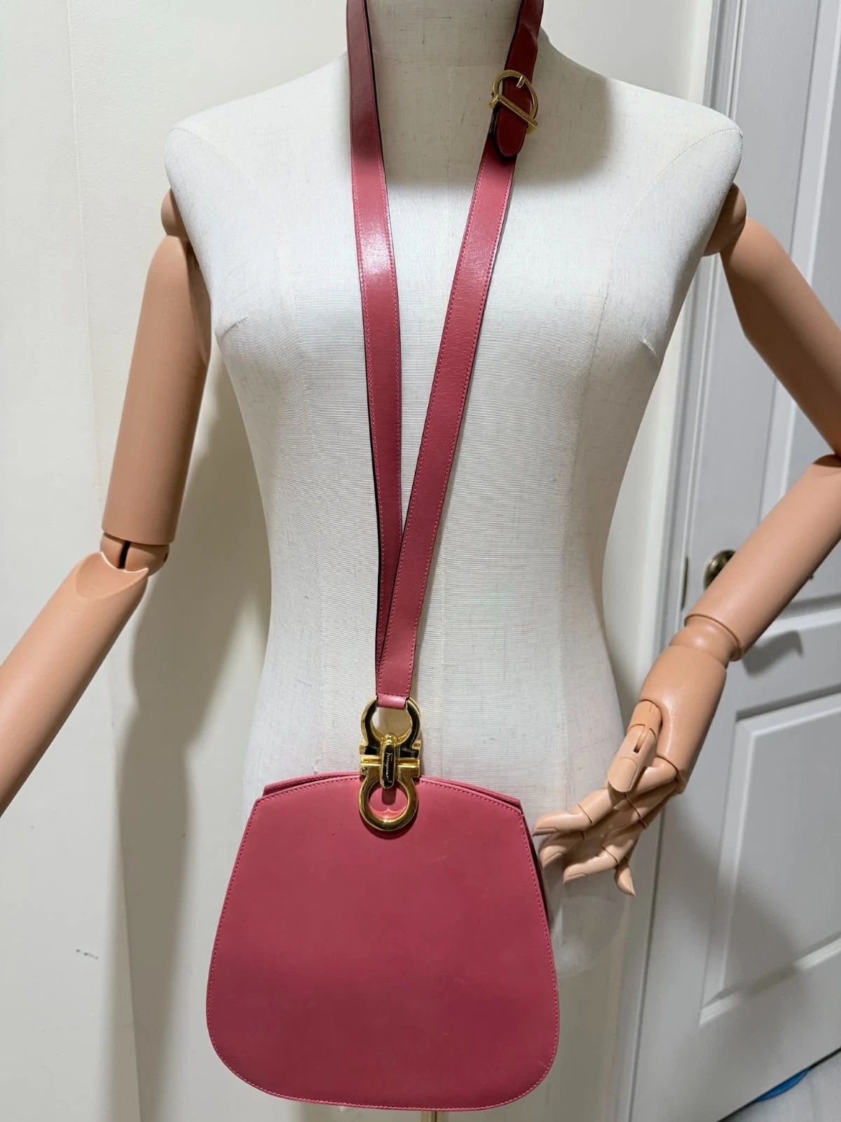 Ferragamo — Salvatore Ferragamo Vintage Gancini Coral Leather Shoulder Bag AUTHENTIC