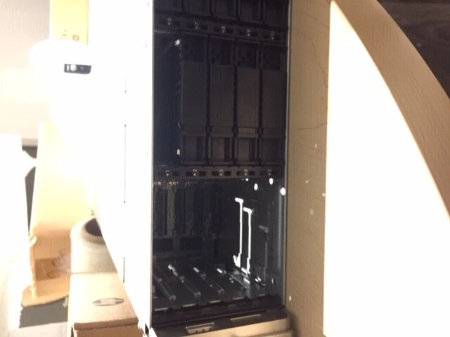 HP DL380P G8 665554-B21 25XSFF 256GB RAM, DUAL 750W P.S RAILS, 2X 8GB FIBRE - Image 3 of 4