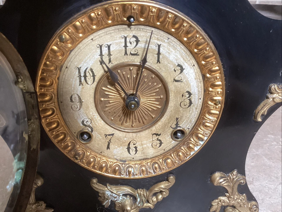 Antiguo reloj de repisa de hierro Ansonia. "11"" de alto, campanas en hora + 1/2 hora de trabajo" Foto 3 de 4