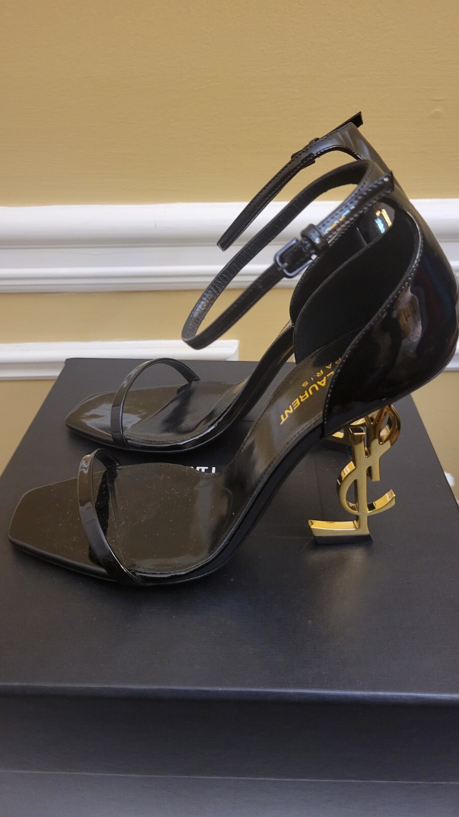 Sandali ""Opyum"" neri verniciati in pelle e oro Saint Laurent taglia 38 5 US 7 5