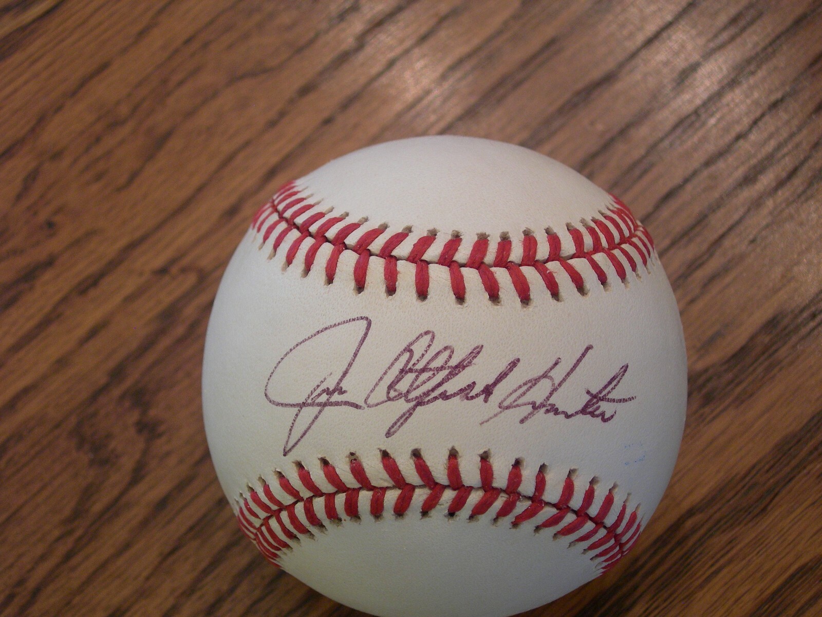 CATFISH HUNTER / AUTOGRAPHED BASEBALL / GOOD SIGNATURE / HAD SIGNED