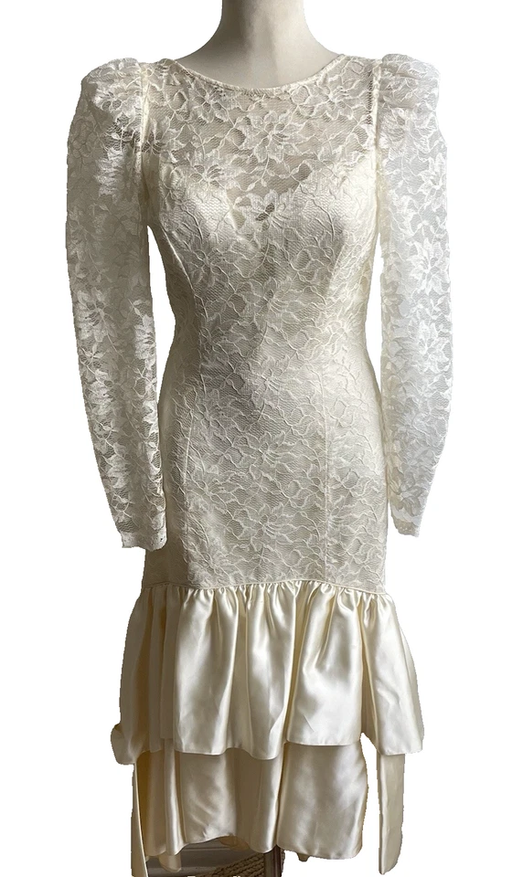 Vestido de Noiva Vintage Anos 60 Creme ILGWU Cintura Gota Laço Cetim Renda Hi Lo Tamanho Pequeno - Imagem 2 de 4