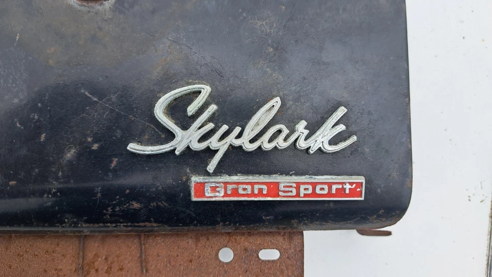 Buick GS 1965 Gran Sport guantera puerta con emblema Foto 3 de 4