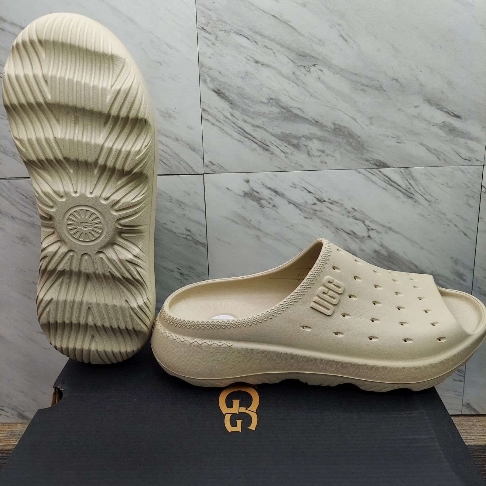 UGG Slide It Sandalo Uomo Taglia 12 Scarpa Slip On 'Sabbia' Beige 1137973