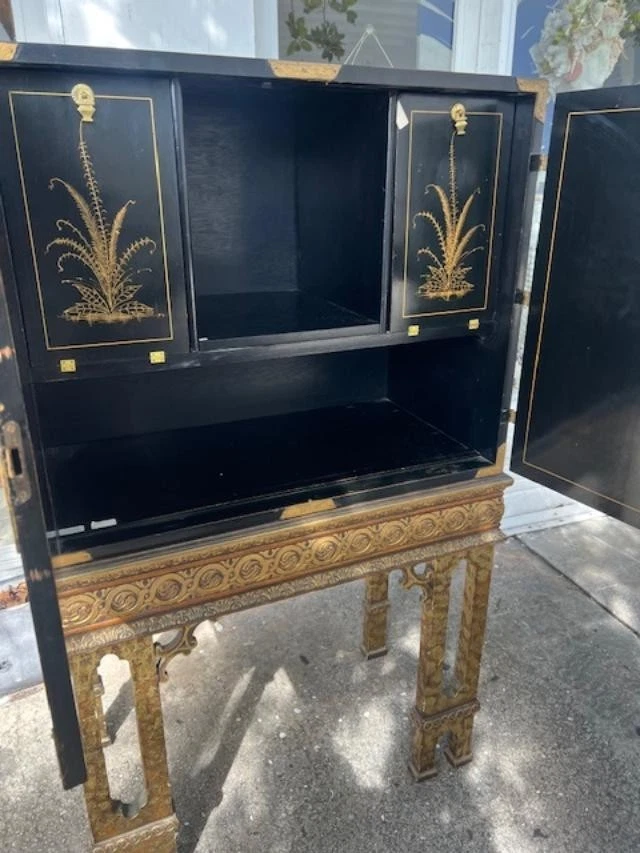 Gabinete de barra seca japonés de los años 20 negro y dorado sobre soporte Foto 4 de 4