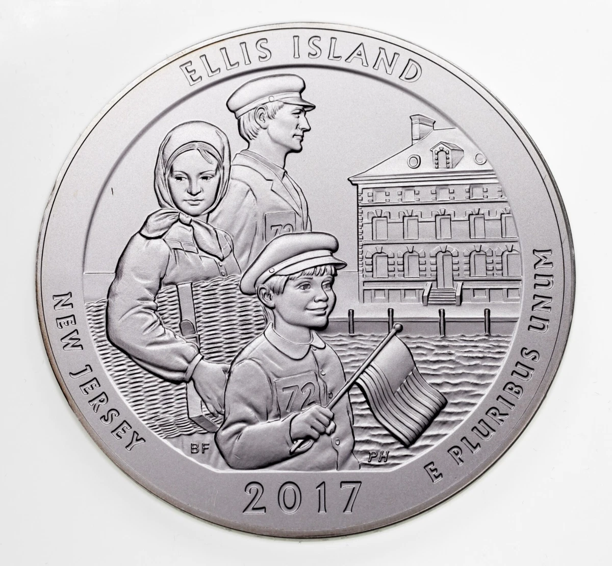 2017 ATB 5 Oz. Moneda De Plata De Ellis Island Con Caja Y Documentos