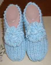HAND KNITTED WOMAN LADY SLIPPERS "CUTE" SIZE MEDIUM   7 - 9