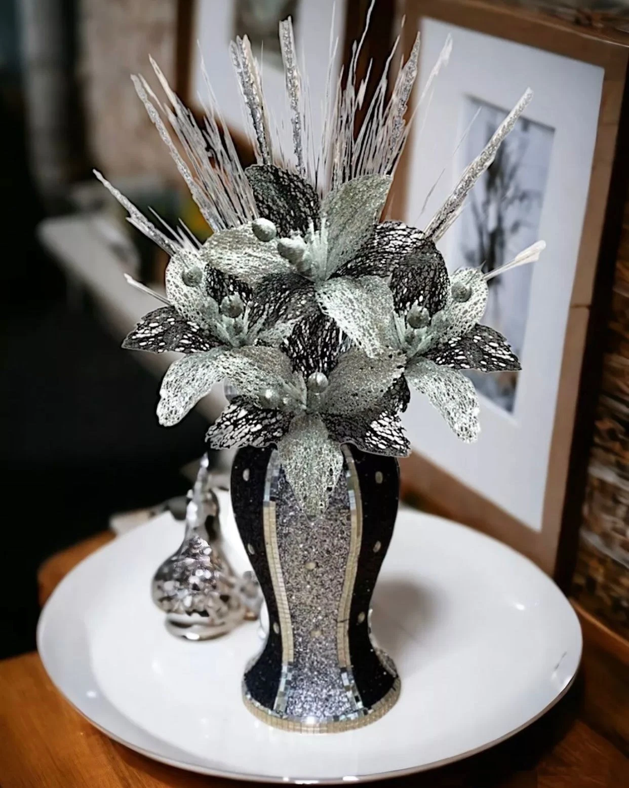 Crushed Diamond Vase With Flowers Black Silver Mosaic Romany Glitter Bling 30 cm
Opens in a new wind