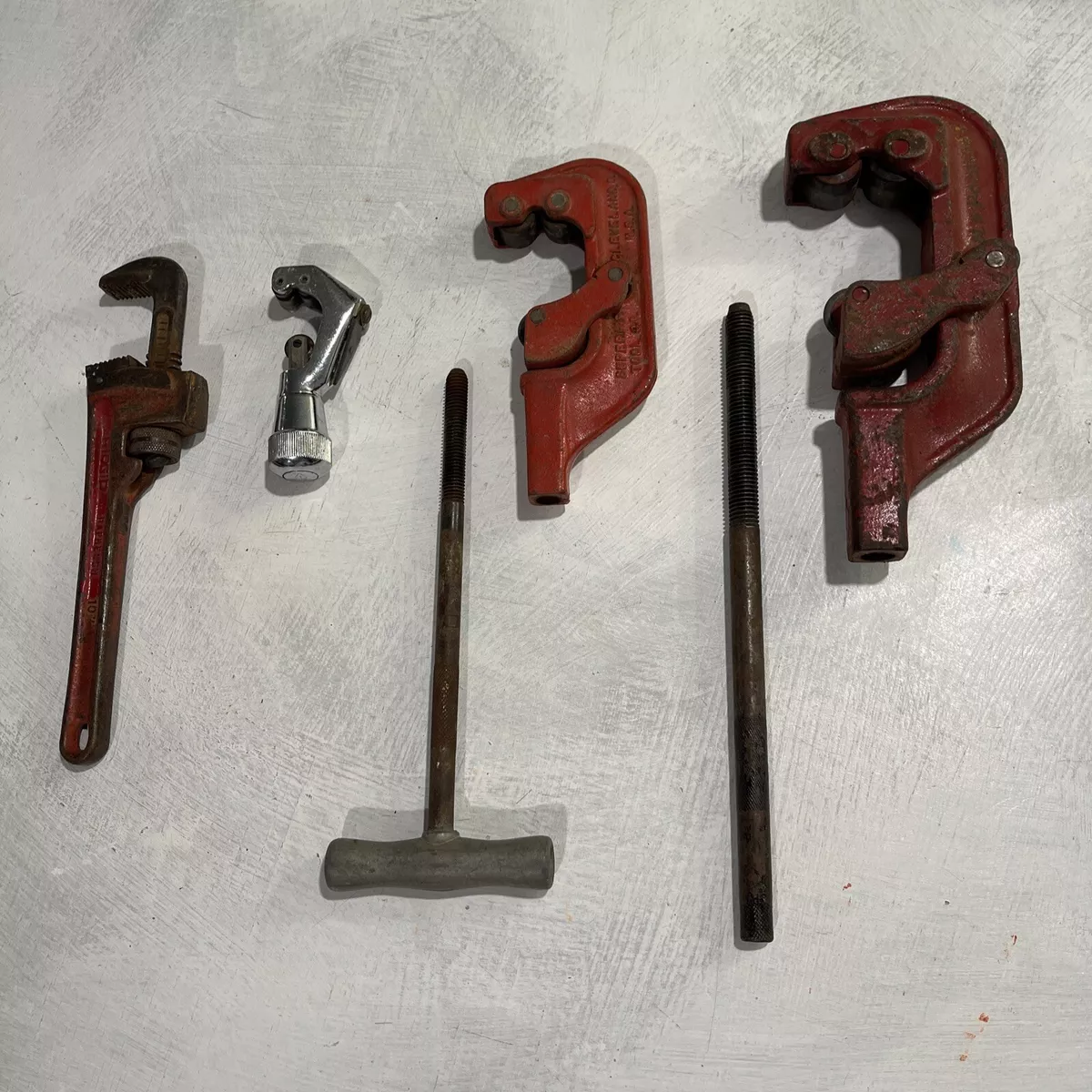 Pipe cutting wrench deals