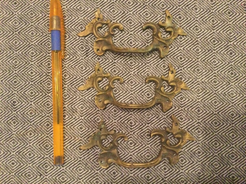 DECORATION Lot ANCIENNE POIGNEE TIROIR de MEUBLE Laiton Bonze Serrure Entrée - Photo 2/4