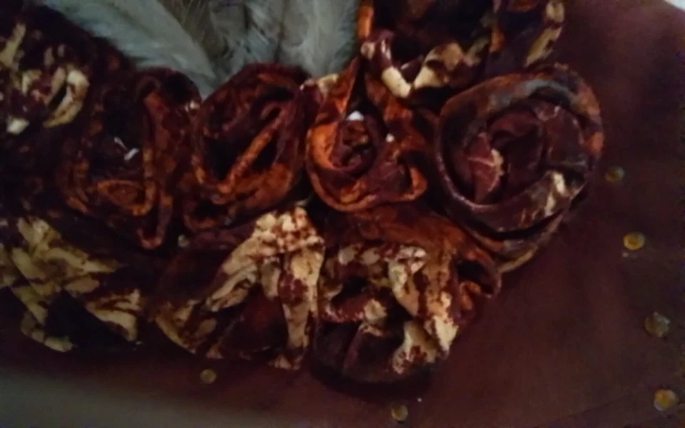 Sombrero único de terciopelo rosas rojas y amarillas borde grande que se mantiene hasta la talla M Foto 2 de 4