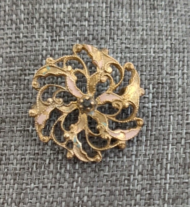 Antique Victorian Gold Tone Swirl Designed Petite Gemstone Brooch Pin C Clasp