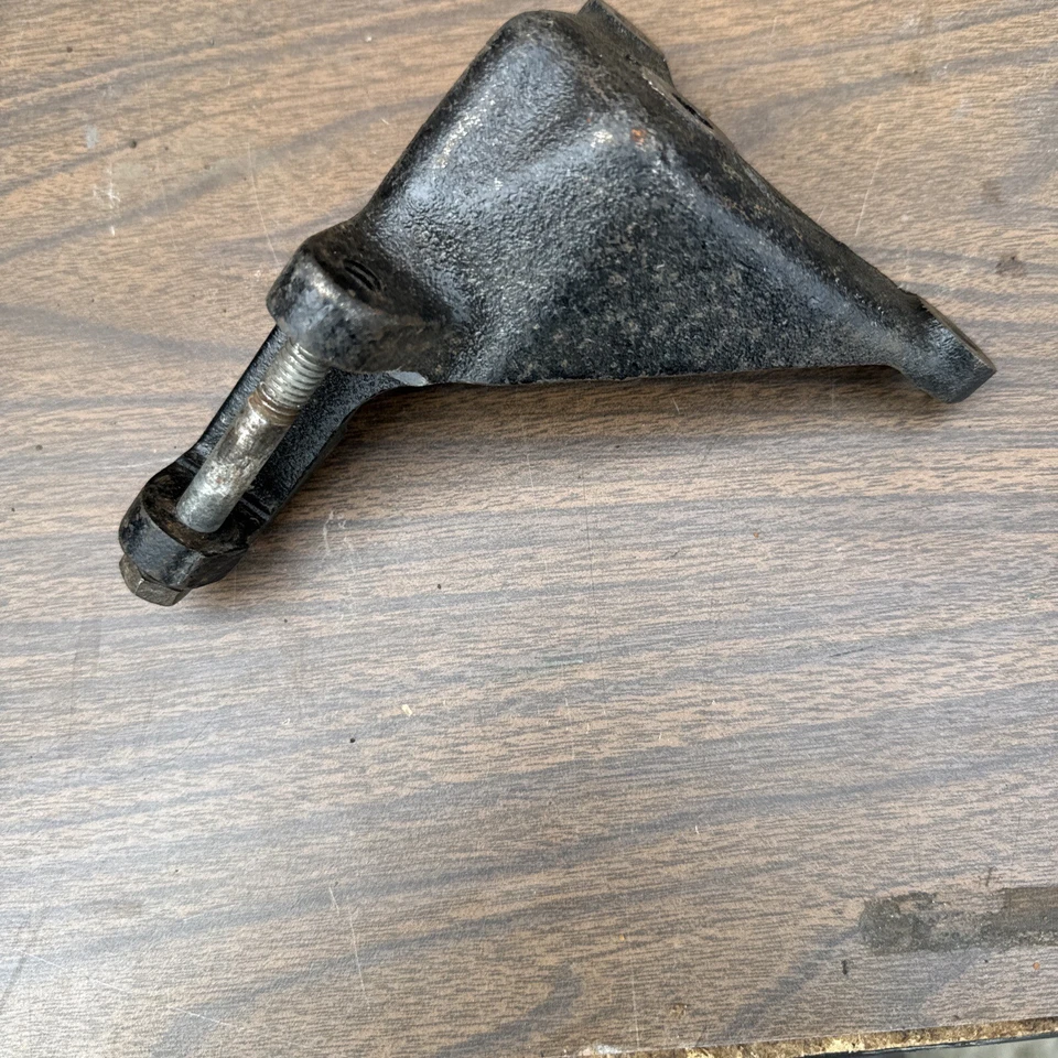 Oldsmobile Ninty Eight 1965 425 soporte inferior del alternador del motor 382787 Foto 3 de 4