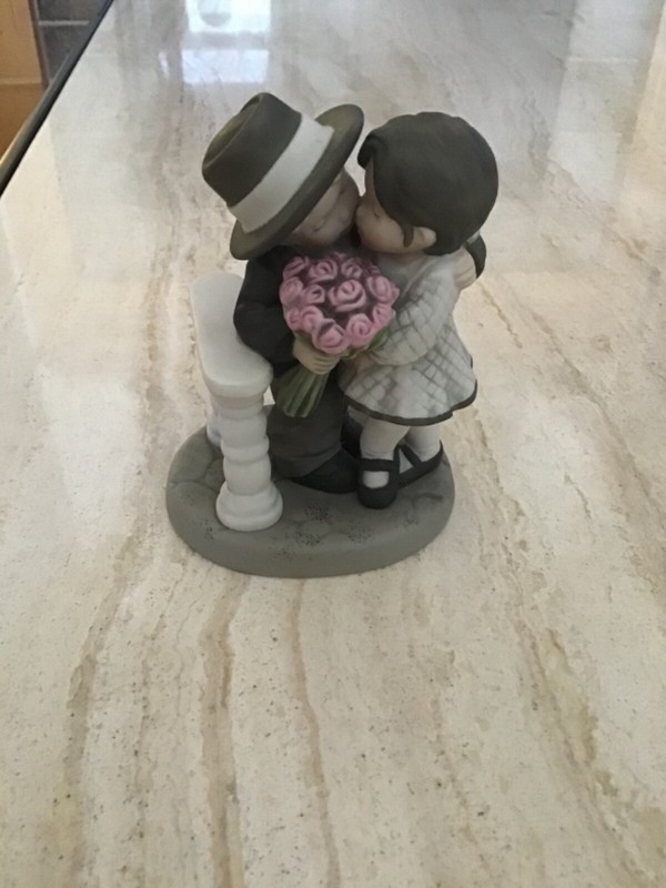 Enesco Pretty As A Picture #472387 Life's Sweetest Moments is Loving You - NEW