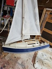 Modello di barca a vela, legno, vele in cotone, corde in macramè.