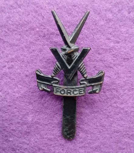 WW2 V Force Commando Special Forces Unit Blackened Military Cap Badge.    A1-44