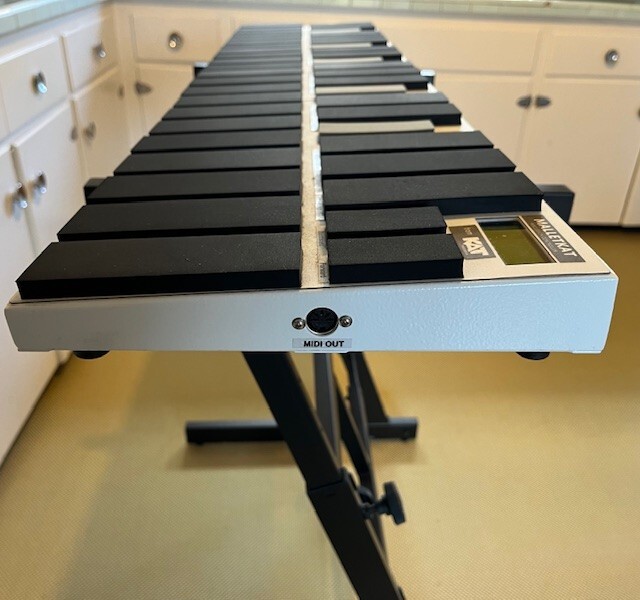 MalletKat Pro 8.5 3 octaves w/SKB Hard Case, Stand, Mallets and Cables