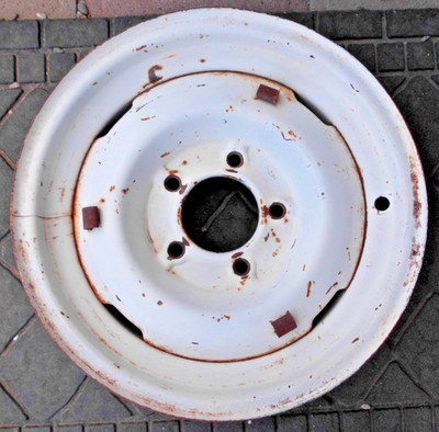 VINTAGE 15'' x 5'' STEEL WHEEL. 5 LUG x 5'' bp. 3 ROLLED CLIPS. EWL 26011.