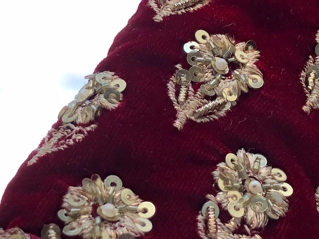 Blusa/seda roja profunda Lehenga novia india hecha a medida con blusa de Asopalav Foto 3 de 4