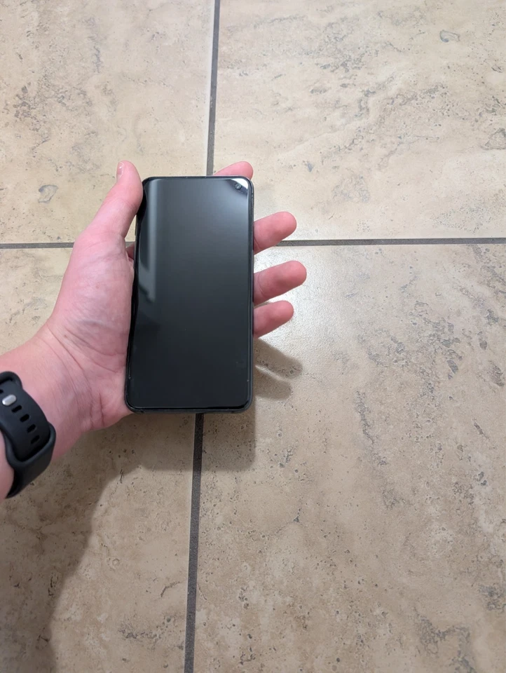 Samsung Galaxy S10e - 128 GB - Prism Black (Unlocked) - Image 3 of 4