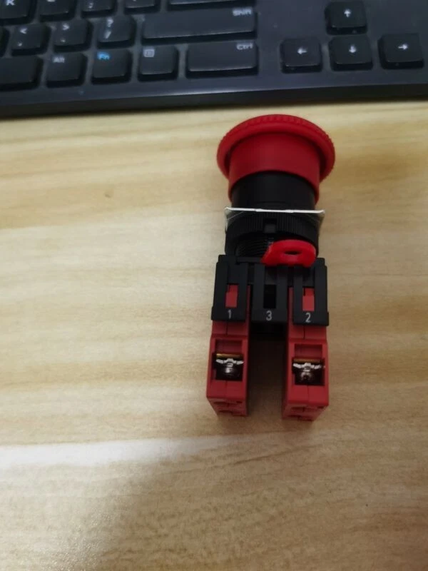 Interruptor de botón rojo Omron A22E-M-02 A22EM02 1 PIEZA nuevo envío gratuito Foto 4 de 4