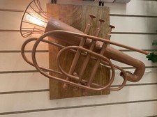 Lampada da parete in corno francese riciclato artigianale unica su base in legno.