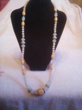 Collana lunga,multicolore e di varia composizione.Lunga circa 80 cm,con perle