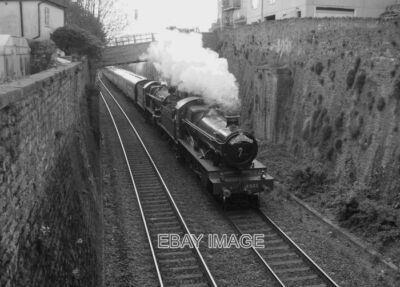 PHOTO  GWR 'HALL' CLASS 4-6-0 NO. 4965 ROOD ASHTON HALL AND 'CASTLE' CLASS 4-6-0