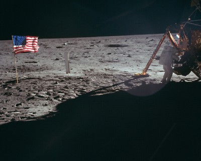 NEIL ARMSTRONG WORKS APOLLO 11 ASTRONAUT AT LUNAR MODULE - 8X10 PHOTO (AA-769)