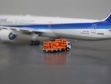 1:200 scale Infinite MENZIES fuel truck airpo...