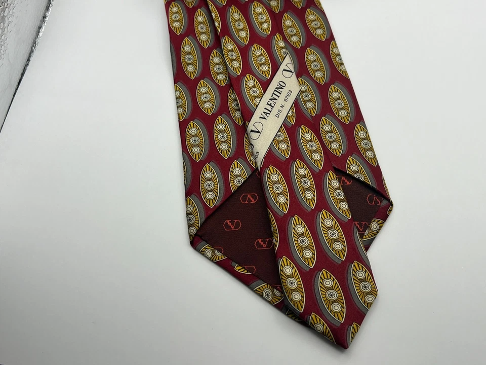 Corbata de seda Valentino rojo oscuro con diseño de formas oblongas doradas y plateadas Italia Foto 2 de 4