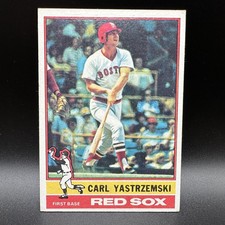 1976 TOPPS #230 CARL YASTRZEMSKI BASESBALL CARD, BOSTON RED SOX, HALL OF FAME