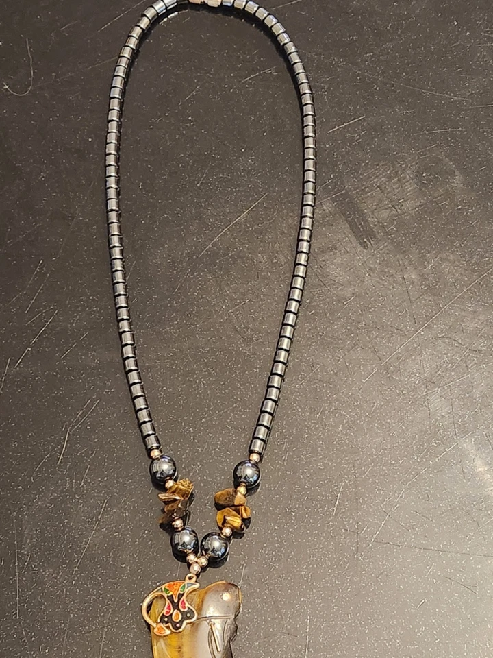 赤铁矿串珠项链雕刻老虎眼大象吊坠 18 英寸长 — 第 3/4 张图片