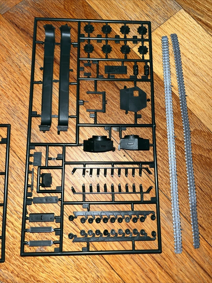 Nitto kagaku M7B1 105mm Esci Rocket Launcher Churchill Amrer 1/72 New Out Of Box - Image 4 of 4