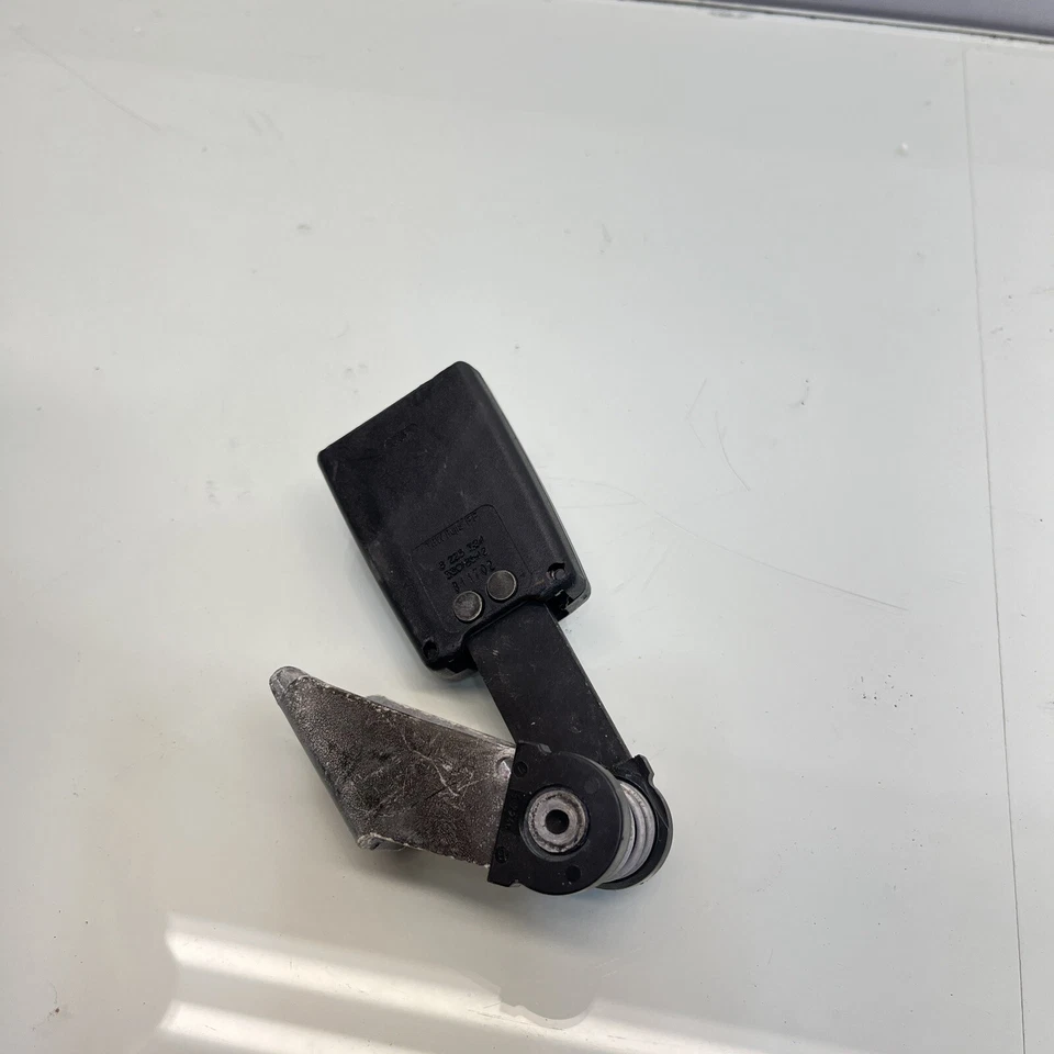 🥇2002 -2004 BMW 745Li Rear Right Seat Belt Buckle 8223324 OEM - Image 3 of 4