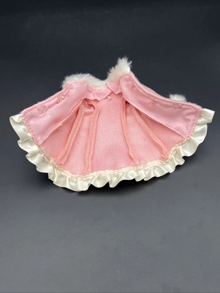 Handmade Pink And White Trimmed Blythe Doll Coat - Image 4 of 4
