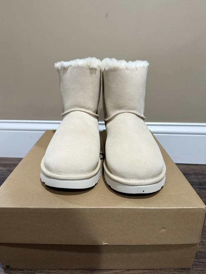 NUEVO EN CAJA Bota con lazo de gamuza Mini Bailey UGG para mujer CRM crema marfil Foto 4 de 4