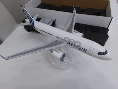 Airbus A320 NEO mit Pratt & Whitney Motoren Diecast Modell - Maßstab 1:100 - NEU