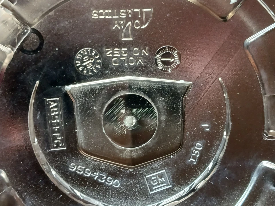 Cadillac DeVille DHS 2003-2005 tapa central cromada OEM #9594390 Foto 3 de 4