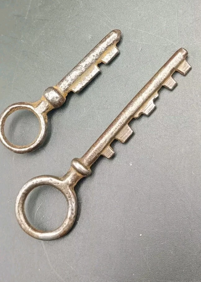Petite boite métal à clef, coffre-fort, boite monnaie sécurité, avec sa clef
