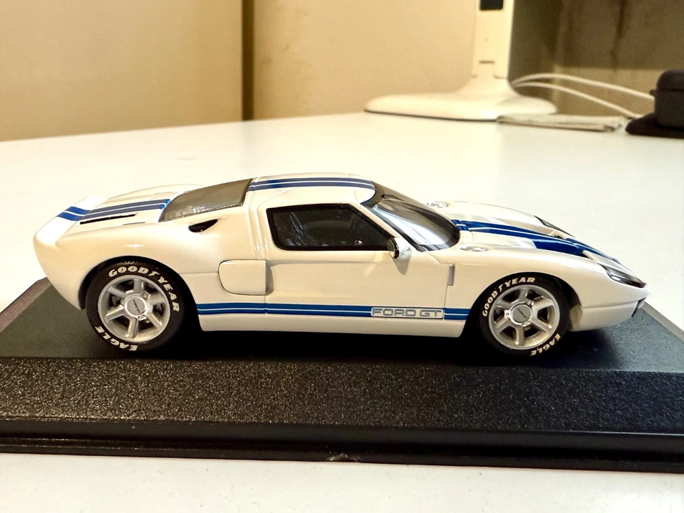 MINICHAMPS 400082320 FORD GT 2004 BIANCO 1/43 - Immagine 3 di 4