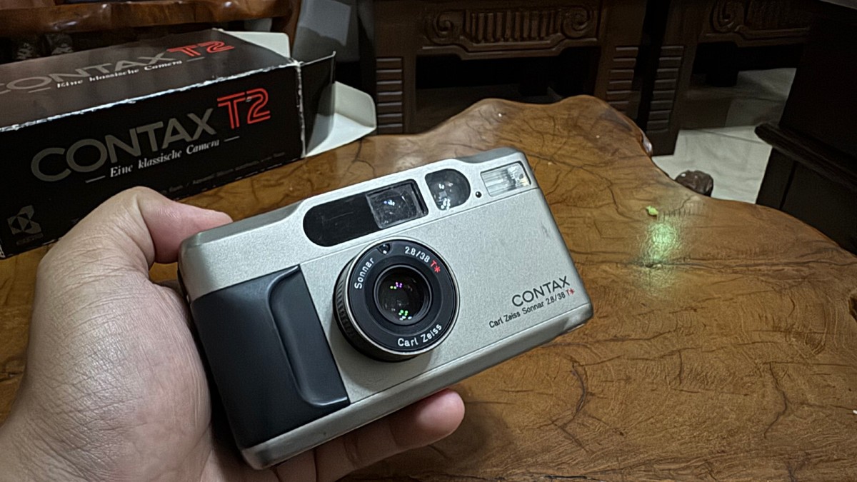 Contax T2 Film Camera With Zeiss/ T* Sonnar 38mm F/2.8 Lens Contax T2 Film Camera With Zeiss/ T* Sonnar 38mm F/2.8 Lens