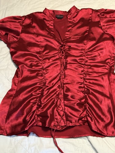 Torrid rote Satin geraffte Bluse Größe 1 Schnürung vorne vampy Y2K Goth Burlesque Top