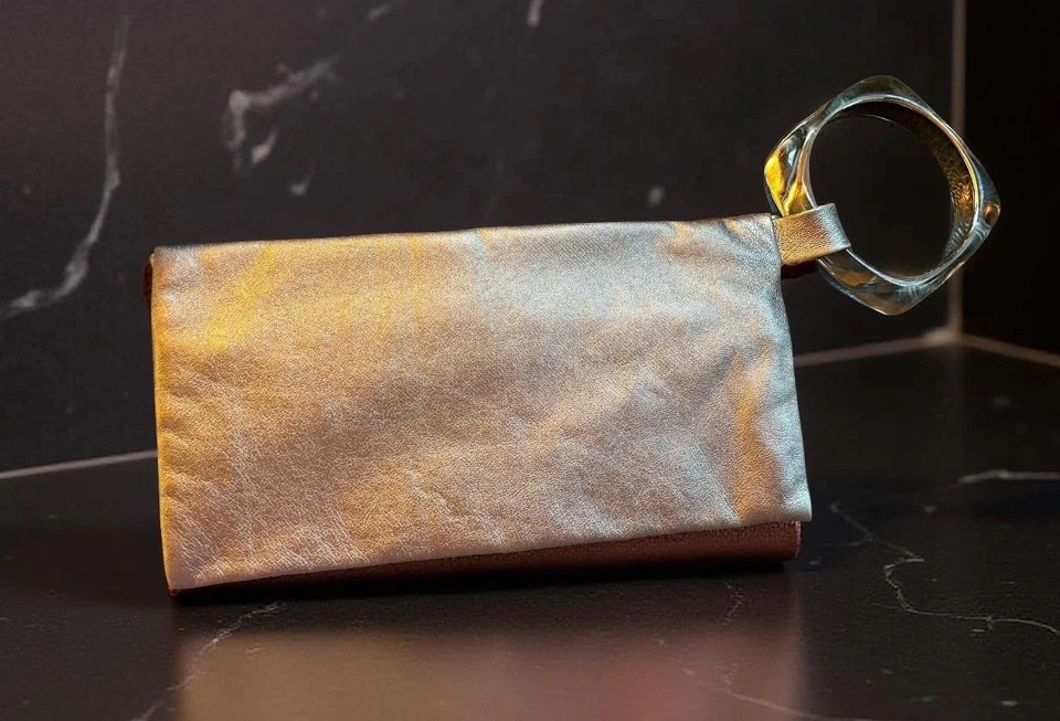 Bolso de mano vintage plateado con mango Lucite Foto 3 de 4