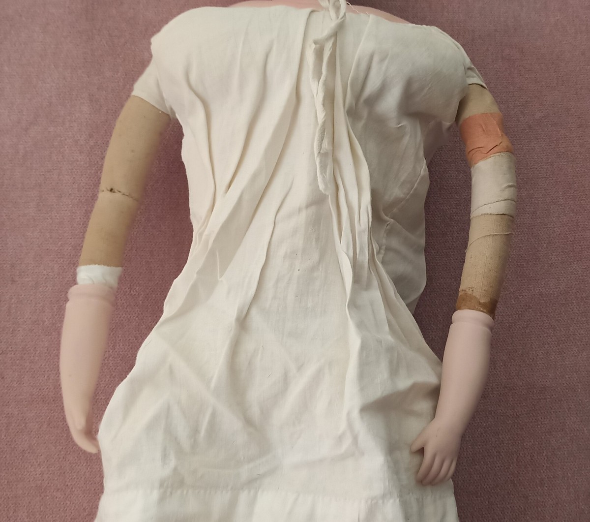 Attribuée à François GAULTIER : Poupée de mode, tête biscuit, le corps