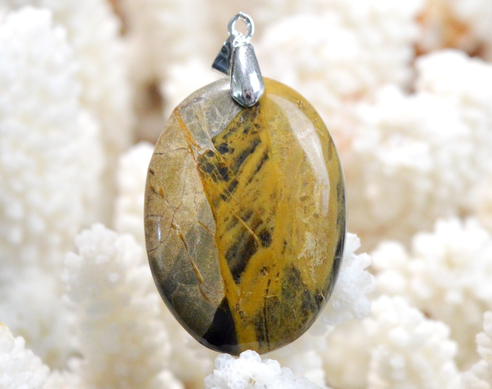 Jaspe brun de 66 carats en pendentif cabochon, la pierre naturelle idéale au quotidien